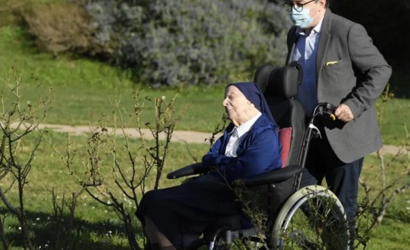 A francia apáca portóival ünnepelte a 117. születésnapját